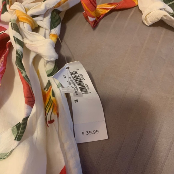 BRAND NEW FLORAL DRESS in size Medium - Picture 3 of 6